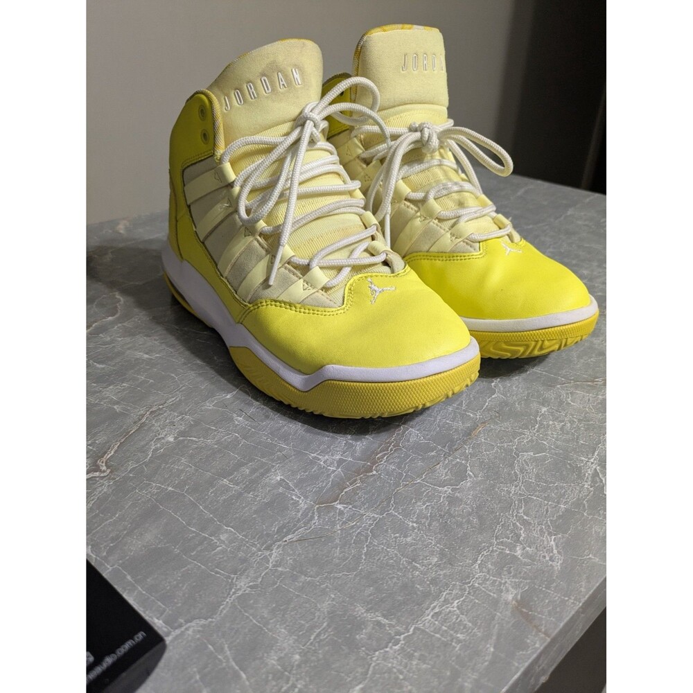 Yellow Jordan Max Aura. Size 5y. Unisex Youth Shoes. In Good Condition.